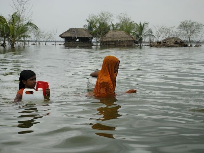 Heavy Floods in Bengal Strand Tourists Darjeeling, Kalimpong, Dooars Hit Hard as Rescue Efforts Continue