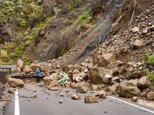 Landslide strikes bus in Himachal Pradesh, leaving at least 15 dead rescue teams save 3 including 2 children