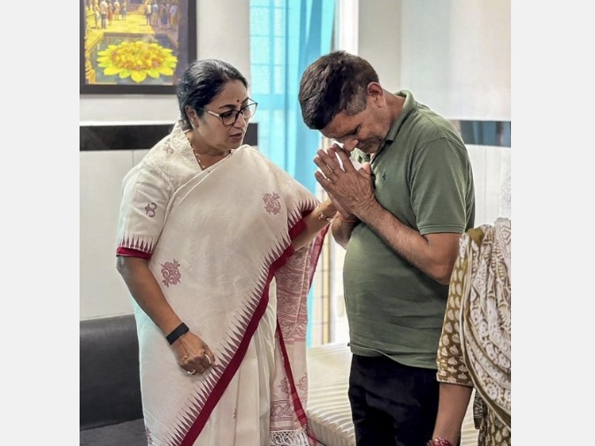 Delhi CM Rekha Gupta Visits AIIMS to Meet Building Collapse Victims, Pledges Full Support to Families