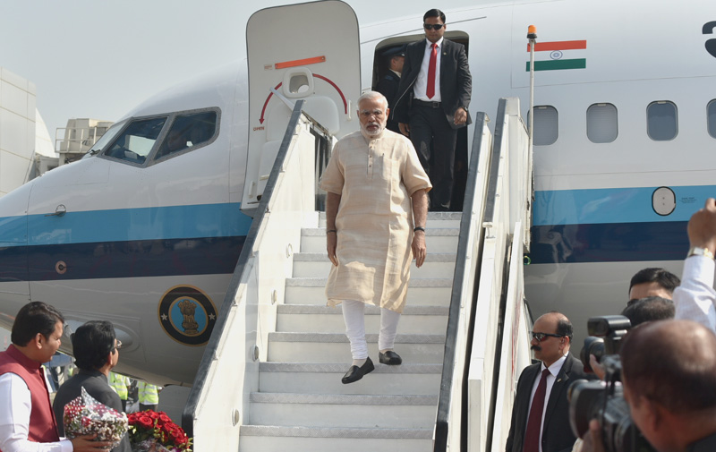 Prime Minister Narendra Modi performs Jal Pujan for Chhatrapati Shivaji Maharaj Memorial in Arabian Sea (In pics)