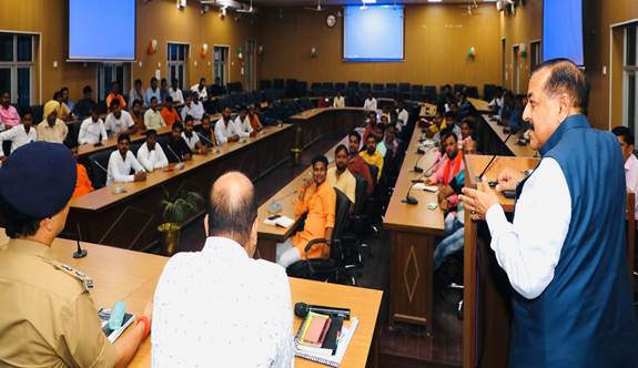 The Minister also lauds Yogi Adityanath govt for identifying leather goods as One District One Product, ODOP for Agra & Kanpur districts and for development of these clusters