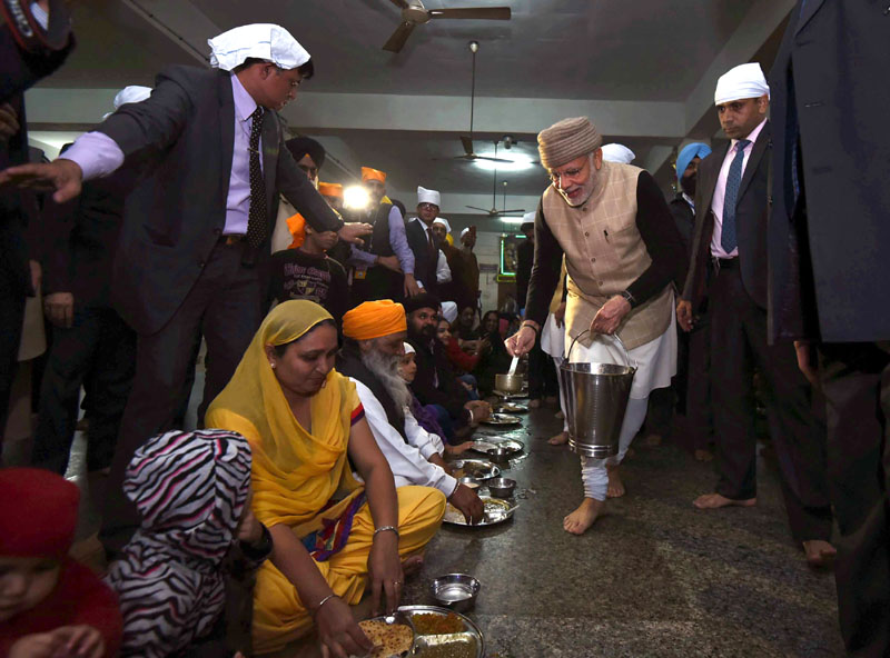 Narendra Modi becomes first Prime Minister to serve langar at Golden Temple (PICS)